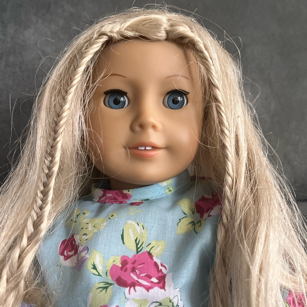 American Girl Doll - Blonde Hair Blue Eyes Isabelle
